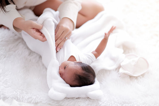 Baby Swaddling Do's & Don'ts